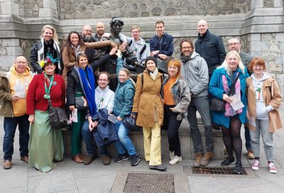dalton's musical history tour  tour group beside molly malone statue
