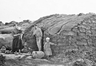 Irish Family during the famine historical photo irish peasants